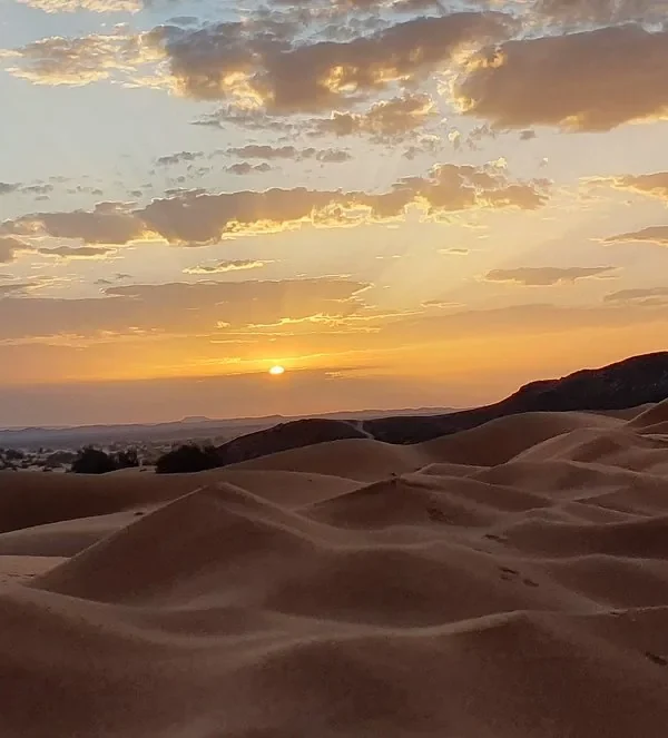 Atardecer sobre las dunas de Erg Chebbi durante un tour de 3 días desde Marrakech al desierto de Merzouga