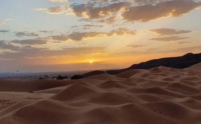 Atardecer sobre las dunas de Erg Chebbi durante un tour de 3 días desde Marrakech al desierto de Merzouga