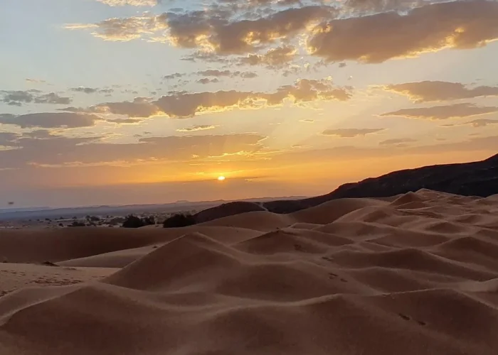 Atardecer sobre las dunas de Erg Chebbi durante un tour de 3 días desde Marrakech al desierto de Merzouga