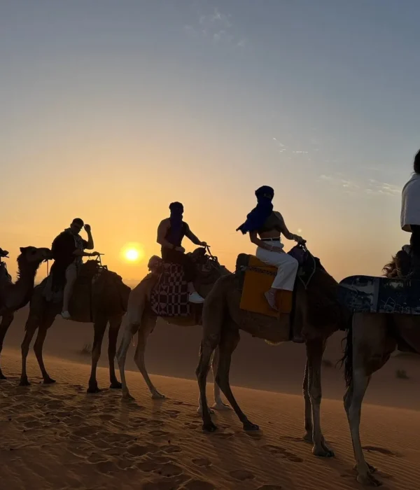 Paseo en camello al atardecer en las dunas de Erg Chebbi durante un tour por el desierto de 2 días desde Marrakech a Fez vía Merzouga.