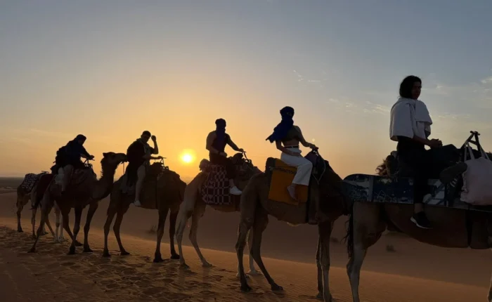 Paseo en camello al atardecer en las dunas de Erg Chebbi durante un tour por el desierto de 2 días desde Marrakech a Fez vía Merzouga.