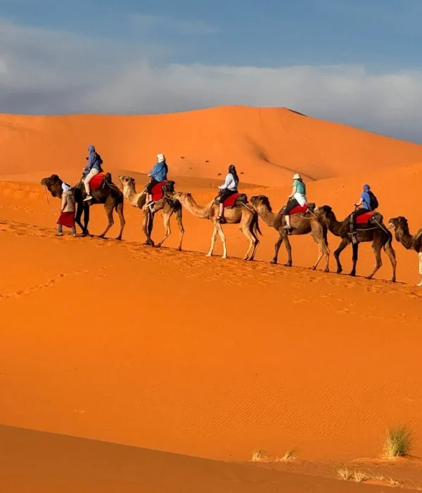 Paseo en camello por las dunas de Erg Chebbi en un tour de 2 días al desierto de Marrakech a Merzouga