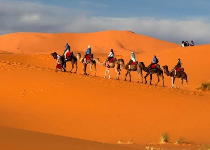 Paseo en camello por las dunas de Erg Chebbi en un tour de 2 días al desierto de Marrakech a Merzouga