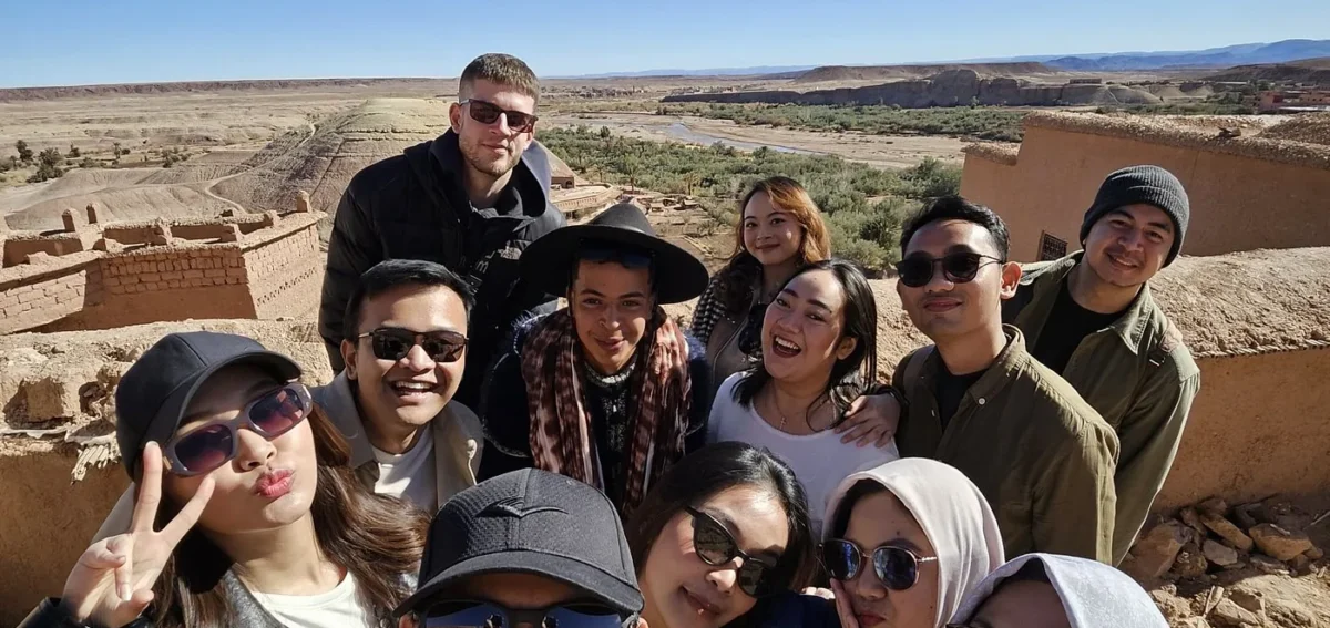Travelers visiting Ait Ben Haddou Kasbah on a 3 days desert tour from Marrakech to Fes