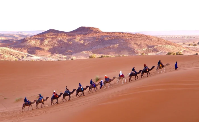 Paseo en camello por las dunas de Erg Chebbi durante un tour de 4 días al desierto de Marrakech a Merzouga