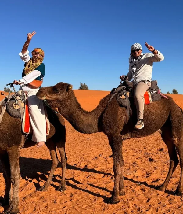 Experiencia de paseo en camello en las dunas de Erg Chebbi cerca de Merzouga al atardecer