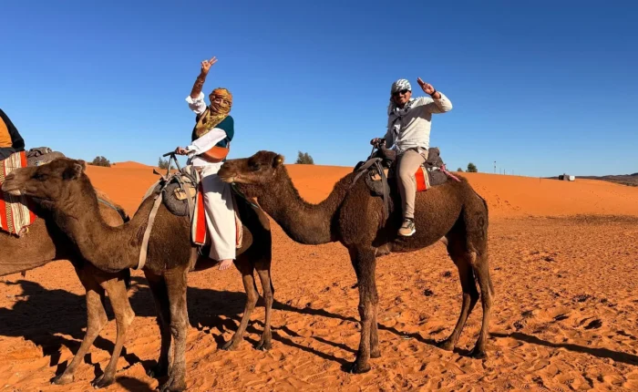 Experiencia de paseo en camello en las dunas de Erg Chebbi cerca de Merzouga al atardecer