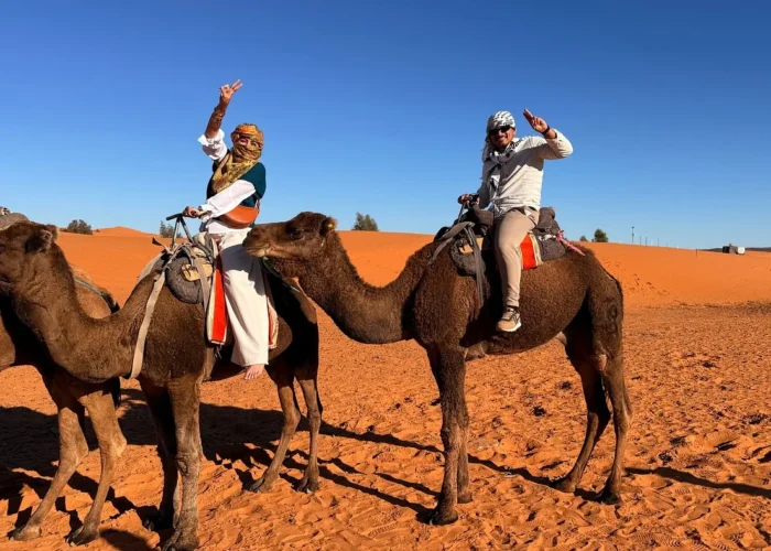 Experiencia de paseo en camello en las dunas de Erg Chebbi cerca de Merzouga al atardecer