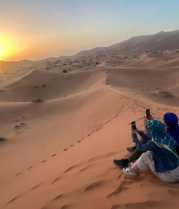 Atardecer sobre las dunas de Erg Chebbi durante el tour de 7 días por el desierto de Marrakech a Fez vía Merzouga