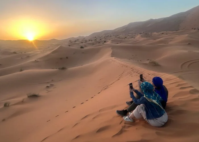 Atardecer sobre las dunas de Erg Chebbi durante el tour de 7 días por el desierto de Marrakech a Fez vía Merzouga