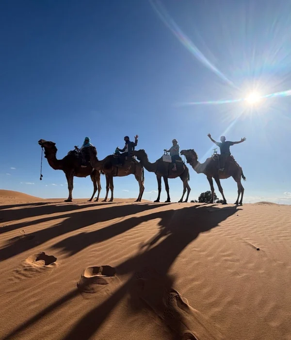 Paseo en camello por las dunas de Erg Chebbi durante el tour de 8 días por el desierto de Marruecos desde Marrakech