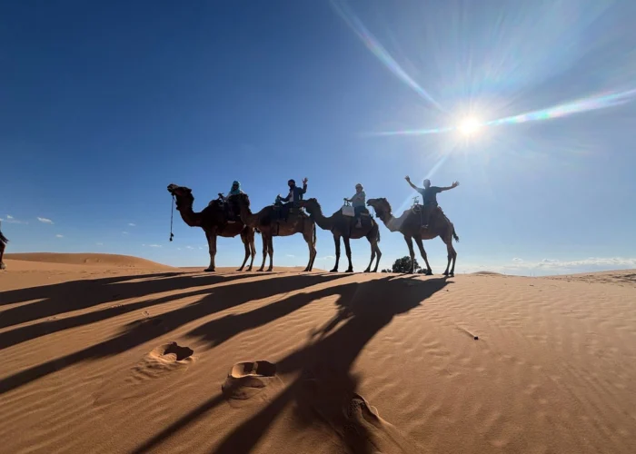 Paseo en camello por las dunas de Erg Chebbi durante el tour de 8 días por el desierto de Marruecos desde Marrakech