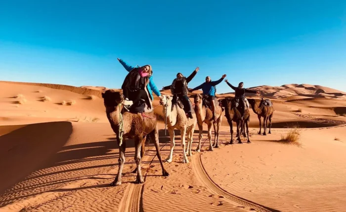 Paseo en camello por el desierto de Merzouga durante un tour de 10 días por Marruecos desde Casablanca