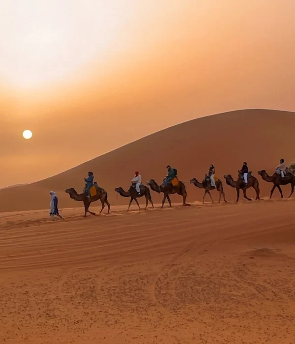 Trekking in cammello al tramonto a Erg Chebbi durante un tour di 4 giorni nel deserto da Casablanca a Marrakech