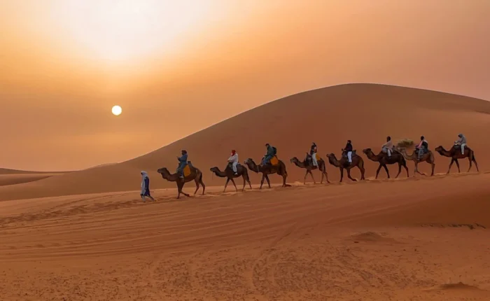 Paseo en camello al atardecer en Erg Chebbi durante un tour de 4 días al desierto desde Casablanca a Marrakech