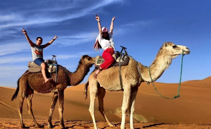 Paseo en camello por las dunas de Erg Chebbi durante un tour de 7 días por Marruecos desde Casablanca a Marrakech