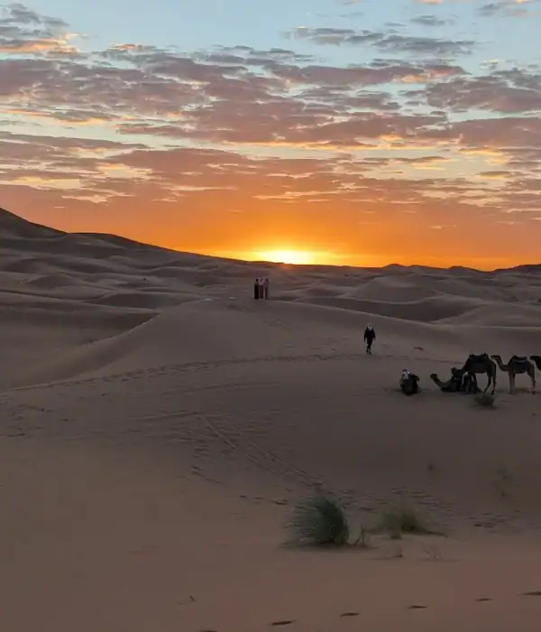 Atardecer sobre las dunas de Erg Chebbi cerca de Merzouga en un tour por el desierto de 3 días de Fez a Marrakech