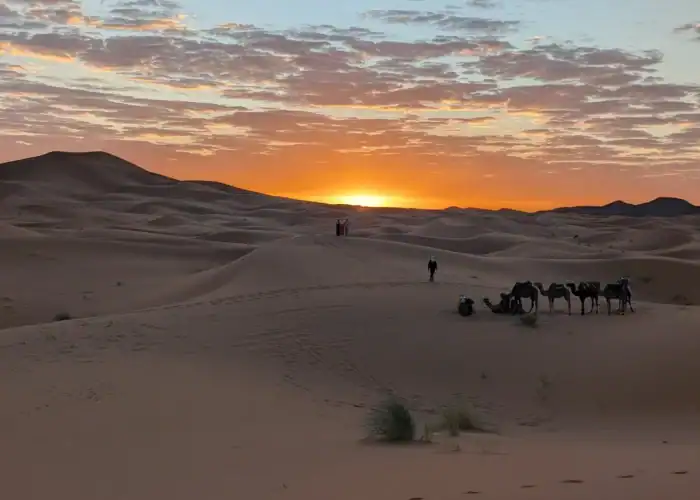 Tramonto sulle dune dell'Erg Chebbi vicino a Merzouga durante un tour del deserto di 3 giorni da Fes a Marrakech