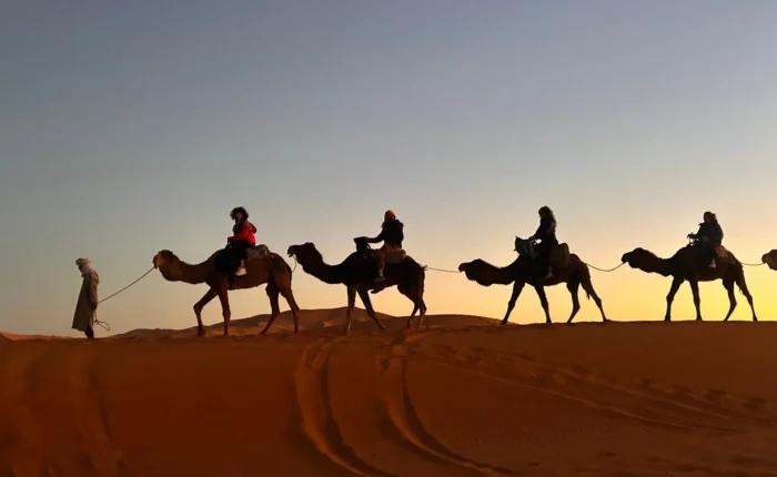 Paseo en camello al atardecer en las dunas de Erg Chebbi durante el tour de 4 días al desierto de Tánger a Marrakech