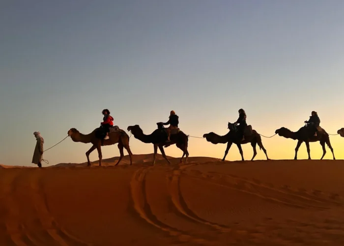 Paseo en camello al atardecer en las dunas de Erg Chebbi durante el tour de 4 días al desierto de Tánger a Marrakech