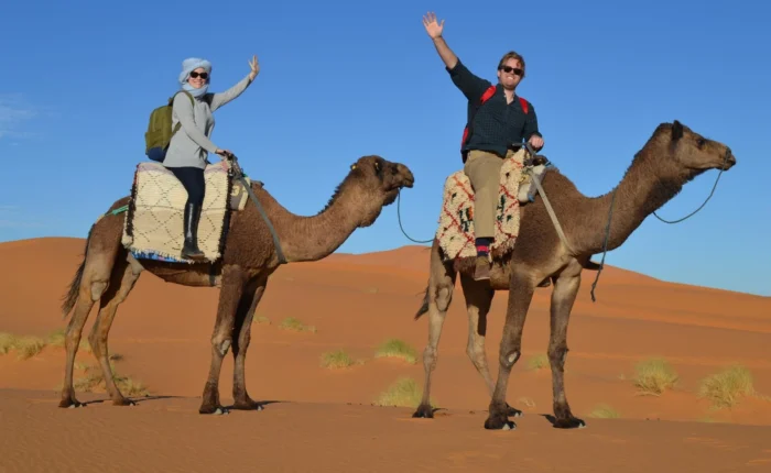 Trekking a dorso di cammello nel deserto del Sahara a Merzouga durante il tour di 3 giorni da Errachidia a Marrakech