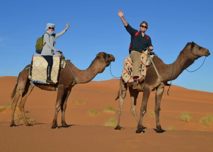 Paseo en camello en el desierto del Sáhara de Merzouga durante el tour de 3 días de Errachidia a Marrakech