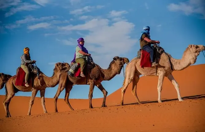 Tour por el desierto de 3 días desde Errachidia a Fes con paseo en camello por las dunas de Erg Chebbi en Merzouga
