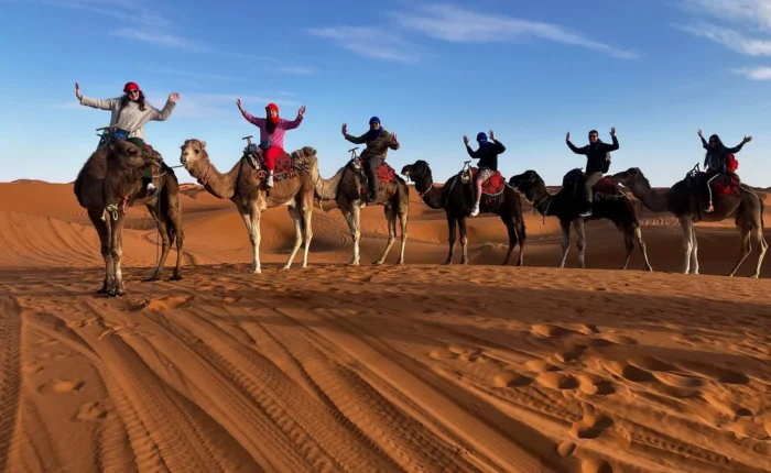 Paseo en camello por las dunas de Erg Chebbi durante un tour de 5 días por el desierto desde Casablanca a Marrakech