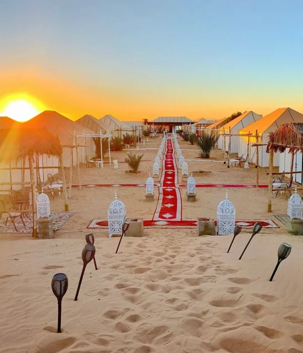 Campo nel deserto del Sahara a Merzouga al tramonto durante un tour del Marocco di 7 giorni da Rabat a Marrakech.