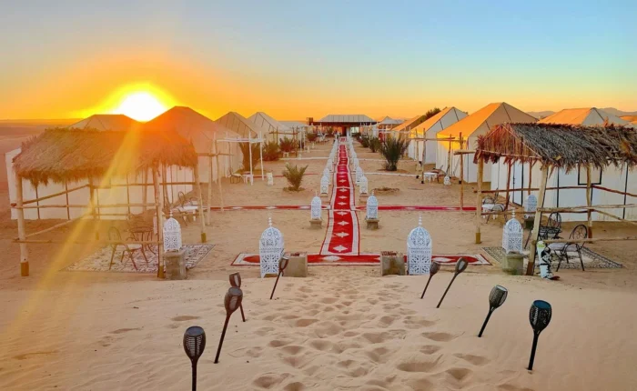 Campo nel deserto del Sahara a Merzouga al tramonto durante un tour del Marocco di 7 giorni da Rabat a Marrakech.