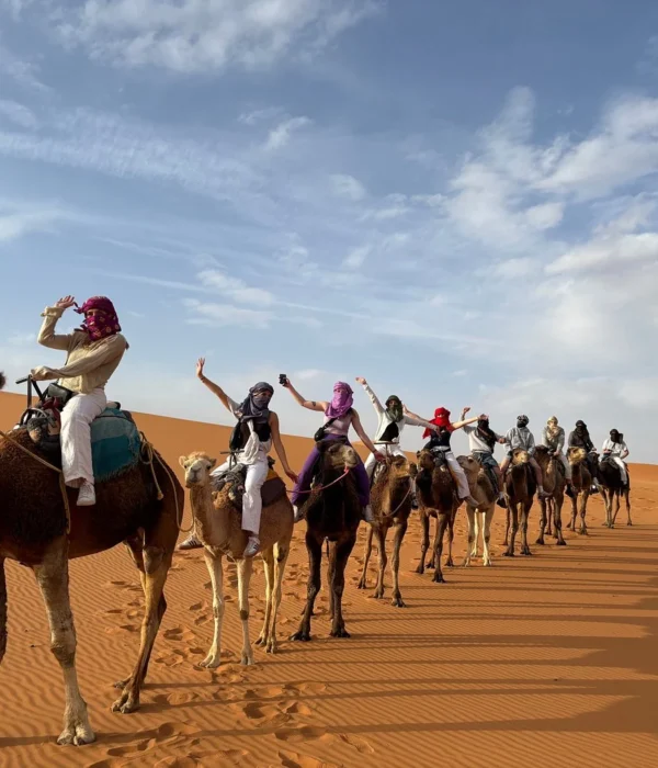 Paseo en camello por las dunas de Erg Chebbi durante un tour de 4 días al desierto desde Rabat a Marrakech.