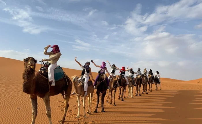 Paseo en camello por las dunas de Erg Chebbi durante un tour de 4 días al desierto desde Rabat a Marrakech.