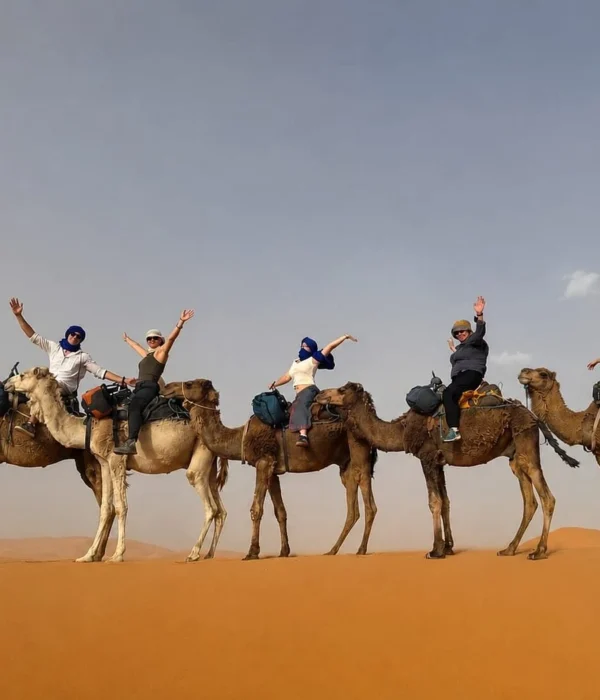 Trekking a dorso di cammello nel deserto di Merzouga durante un tour del Marocco di 8 giorni da Casablanca a Marrakech