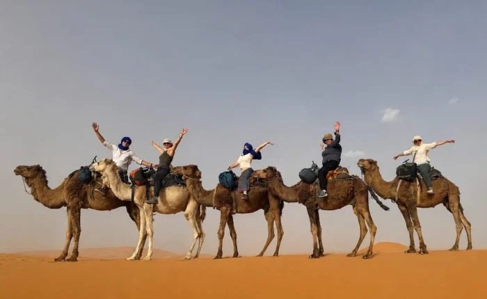 Paseo en camello por el desierto de Merzouga durante un tour de 8 días por Marruecos desde Casablanca a Marrakech